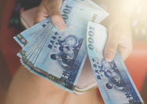 補貼將會一次撥付,完成申請經資格確認無誤,財政部將會與勞保資料勾稽後,將補助款匯到申請事業指定帳戶,匯款手續費由補貼款項中扣除。 以上如果還有不清楚的,經濟部也有提供詳細申請Q&A,或者老闆們也可致電客服專線02-7752-3522詢問喔!